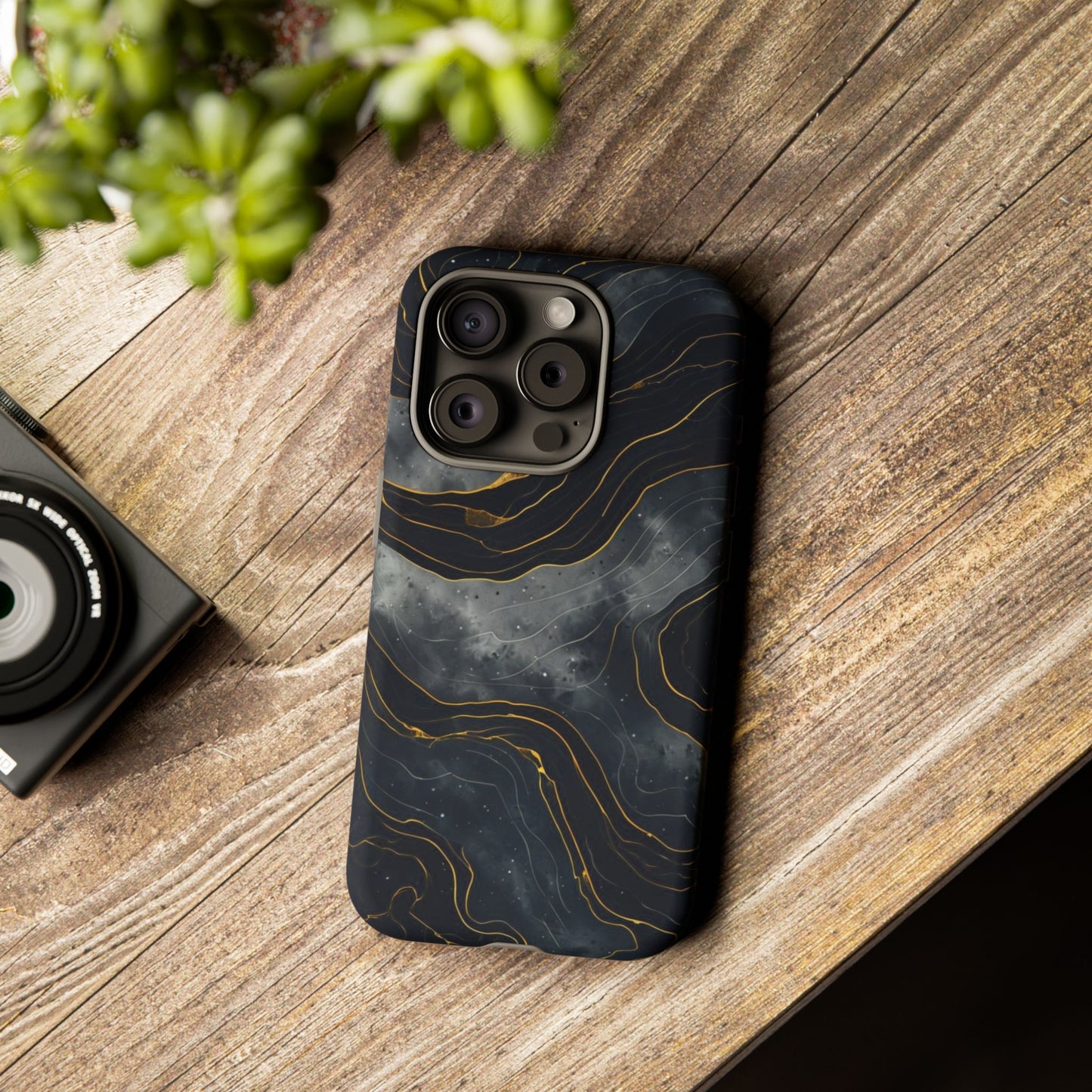 Phone Case Dark Elegance with Gold Accents – Stylish & Protective Cover