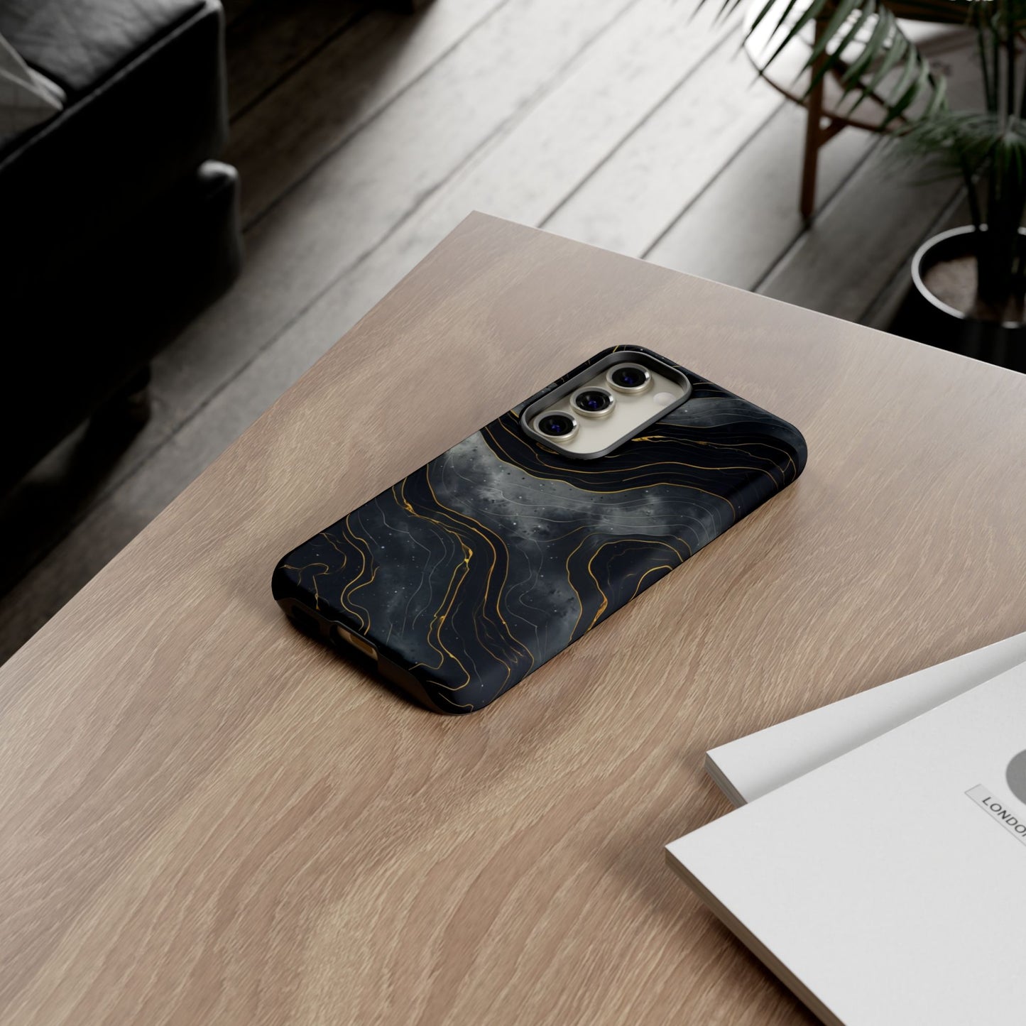 Phone Case Dark Elegance with Gold Accents – Stylish & Protective Cover