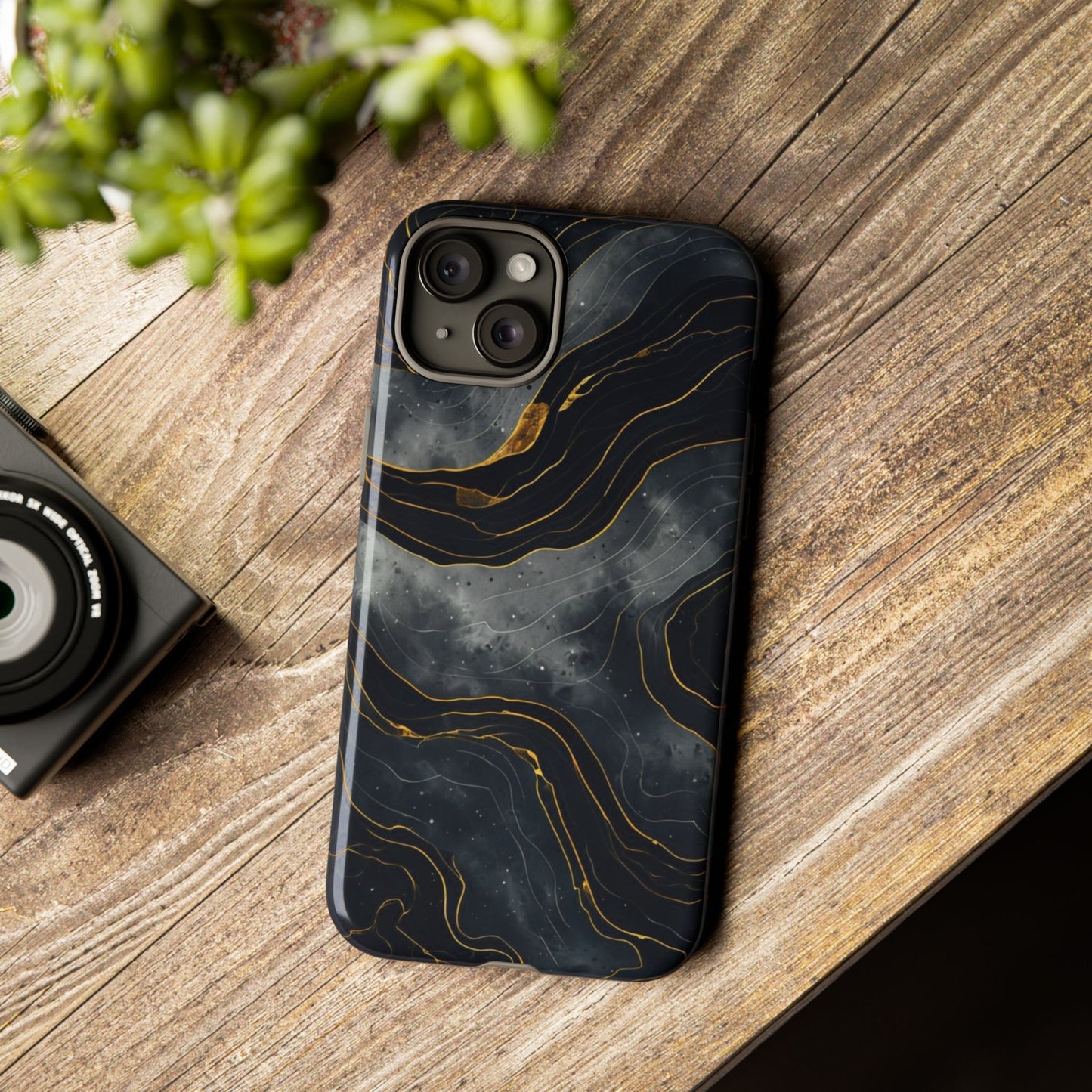 Phone Case Dark Elegance with Gold Accents – Stylish & Protective Cover