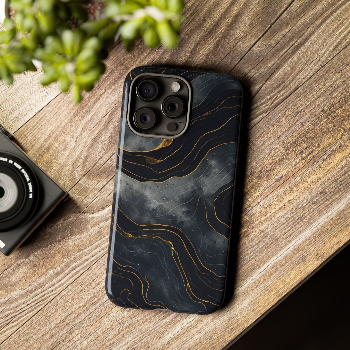 Phone Case Dark Elegance with Gold Accents – Stylish & Protective Cover