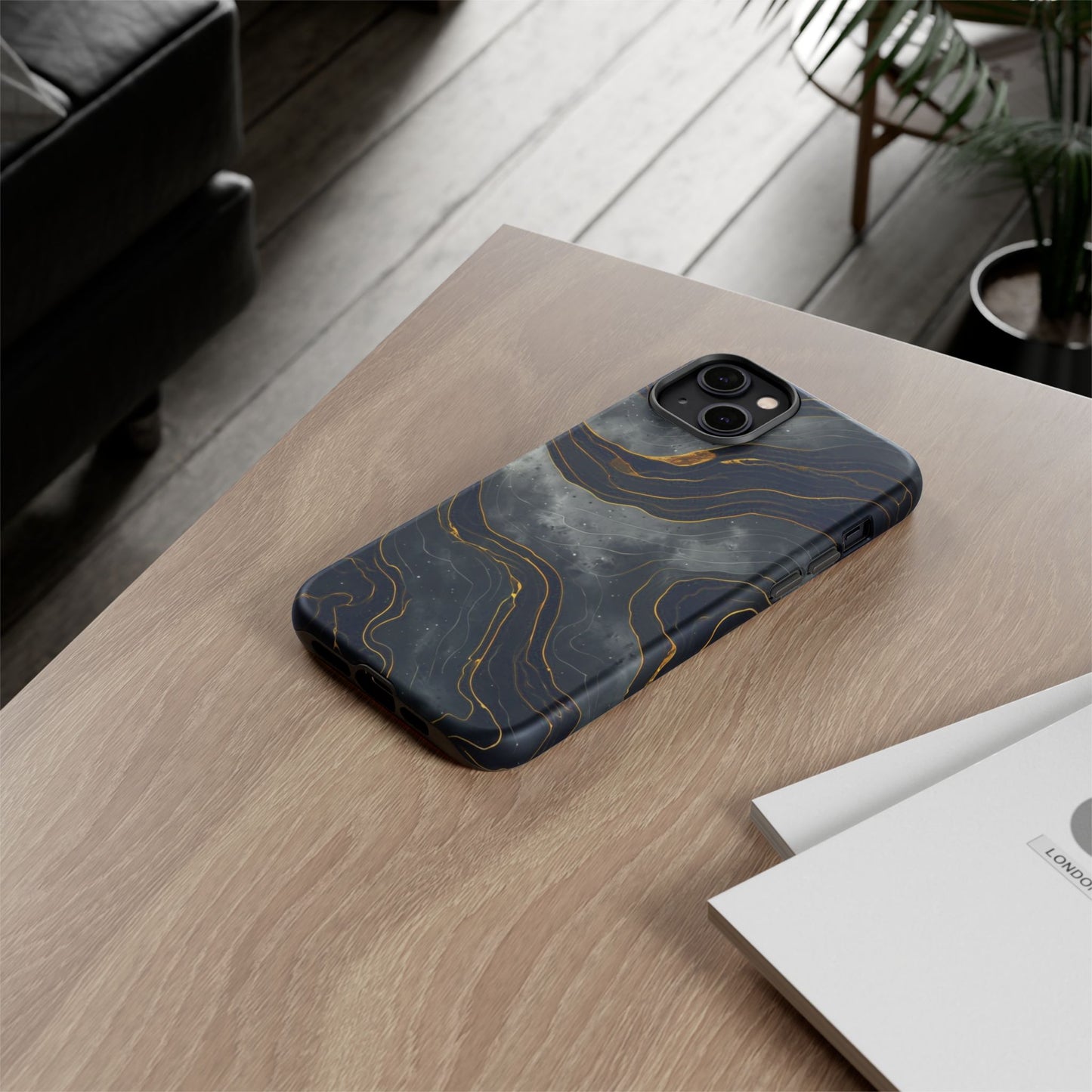 Phone Case Dark Elegance with Gold Accents – Stylish & Protective Cover