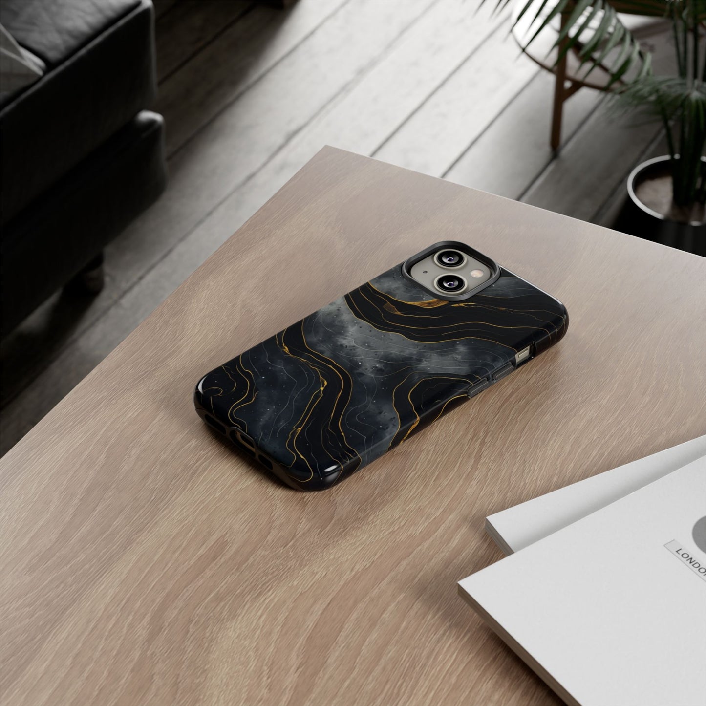 Phone Case Dark Elegance with Gold Accents – Stylish & Protective Cover