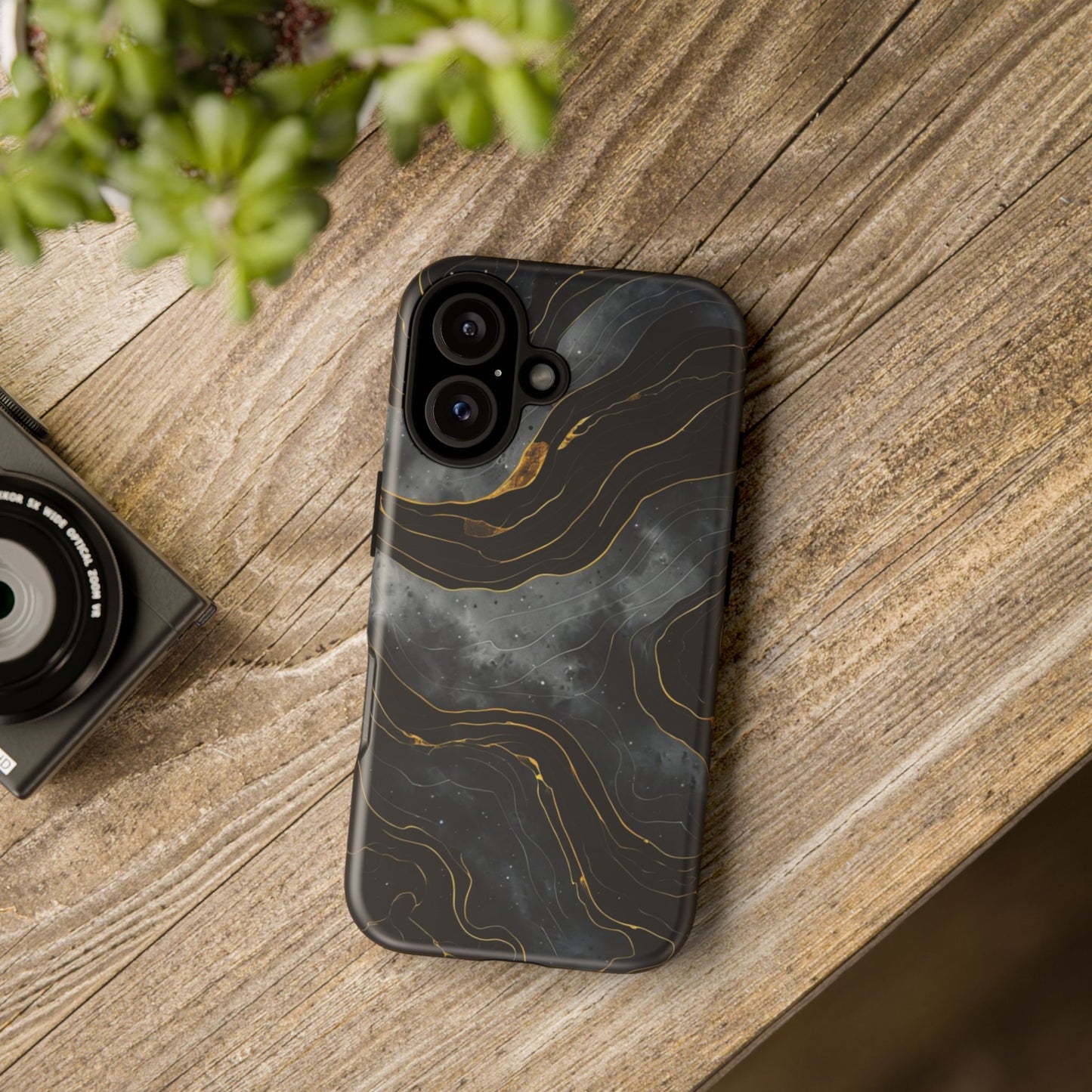 Phone Case Dark Elegance with Gold Accents – Stylish & Protective Cover