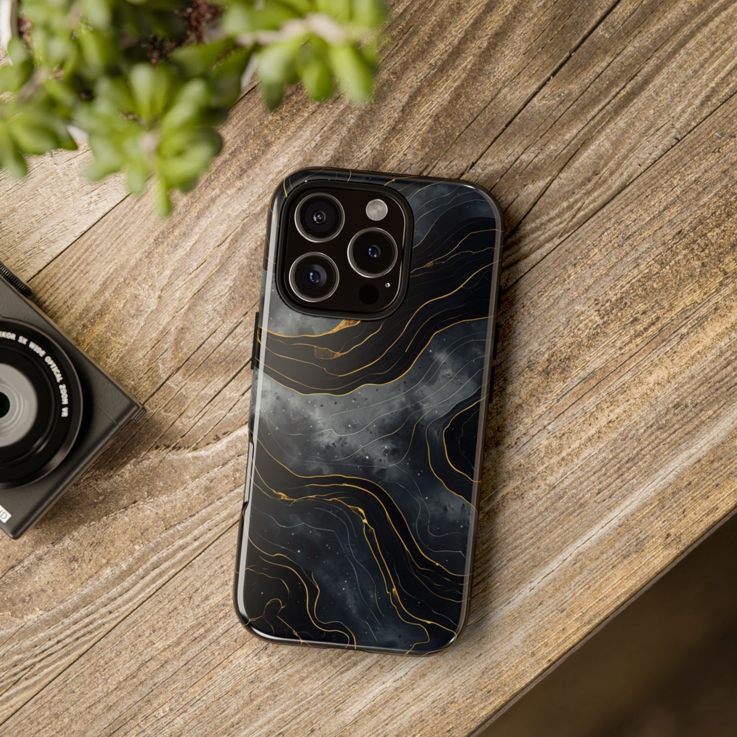 Phone Case Dark Elegance with Gold Accents – Stylish & Protective Cover