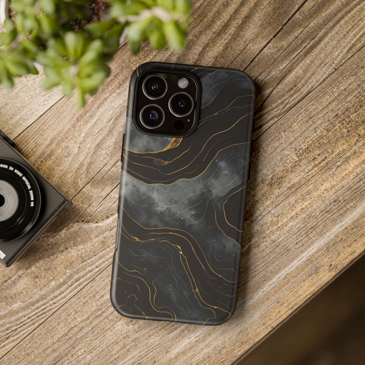 Phone Case Dark Elegance with Gold Accents – Stylish & Protective Cover
