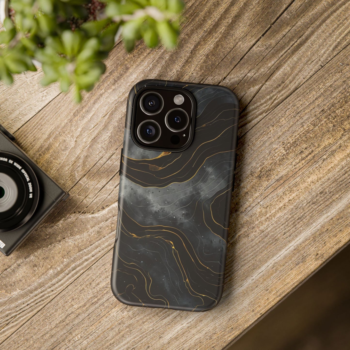Phone Case Dark Elegance with Gold Accents – Stylish & Protective Cover