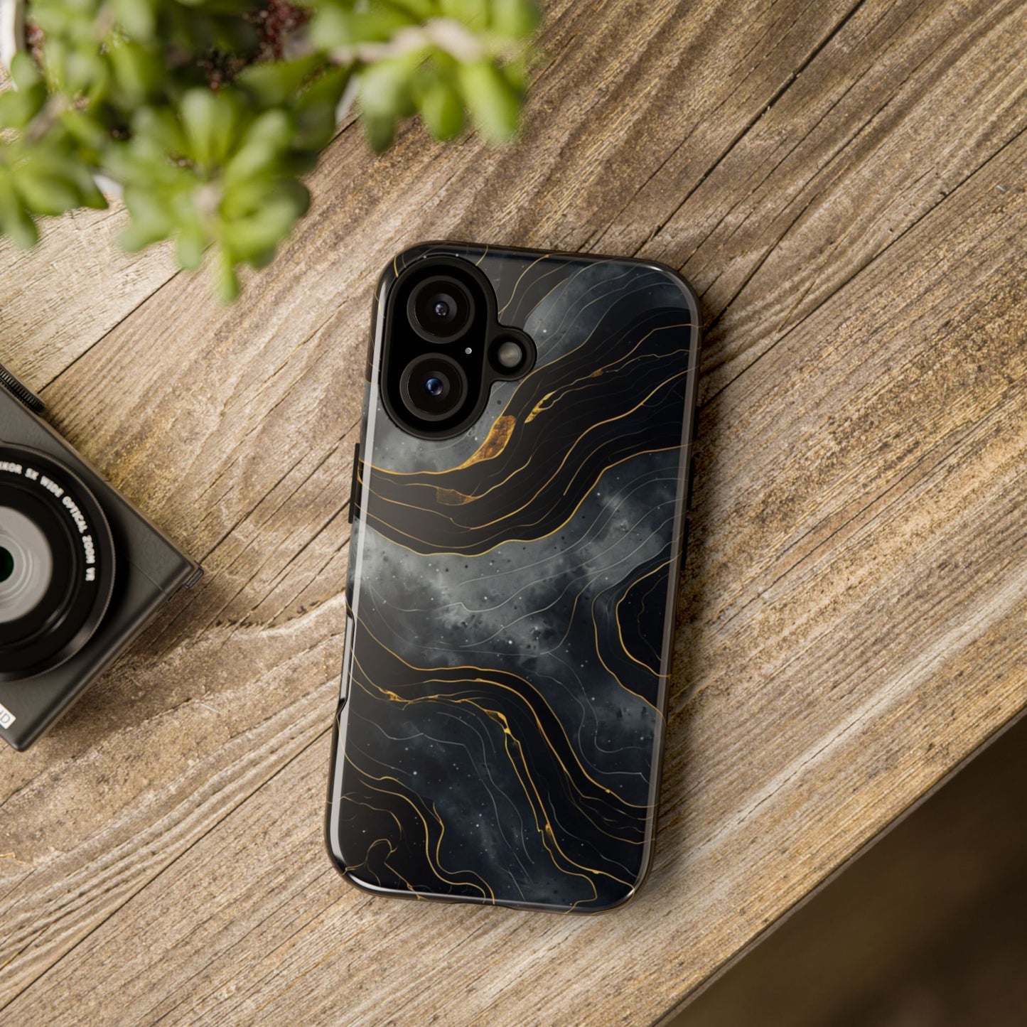 Phone Case Dark Elegance with Gold Accents – Stylish & Protective Cover