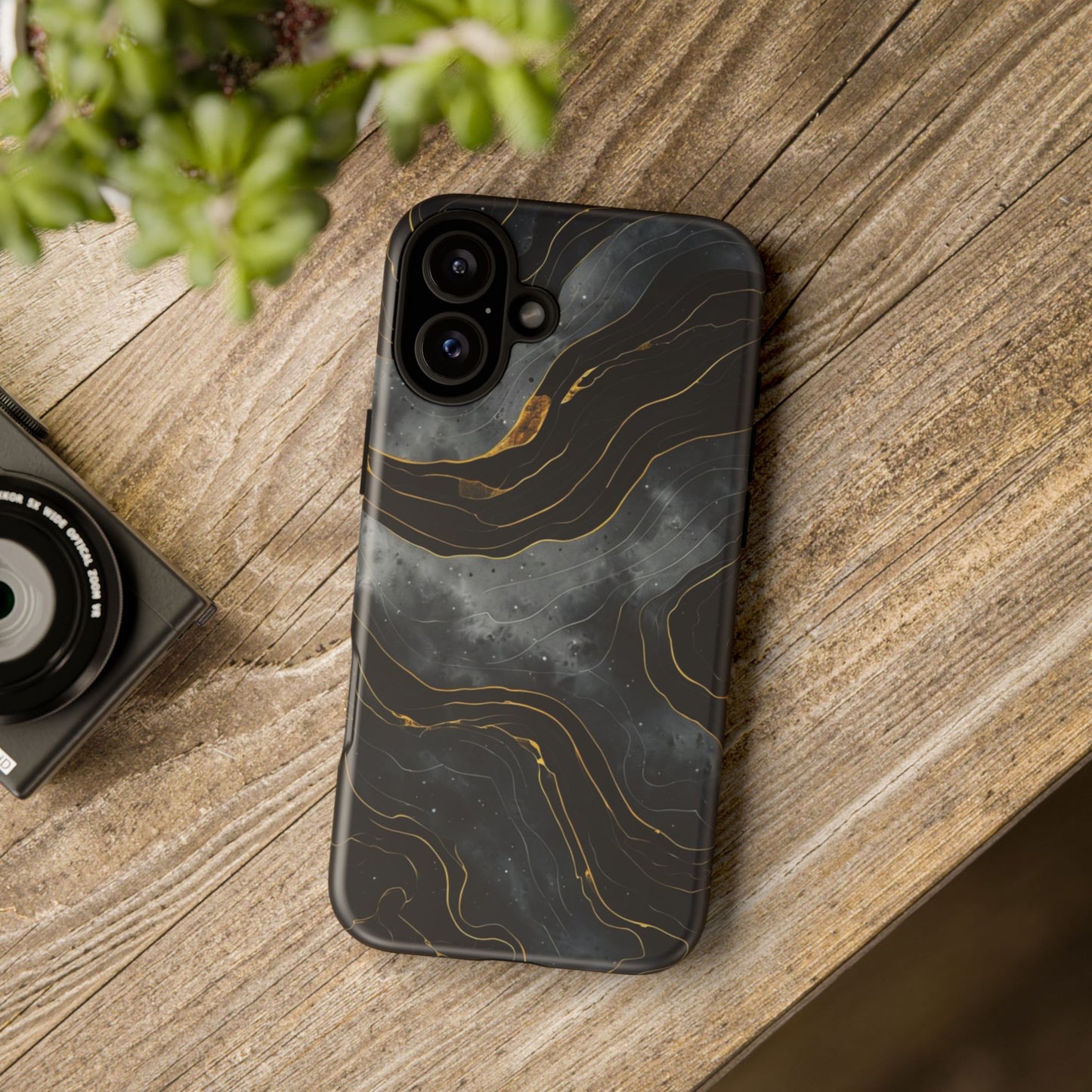 Phone Case Dark Elegance with Gold Accents – Stylish & Protective Cover