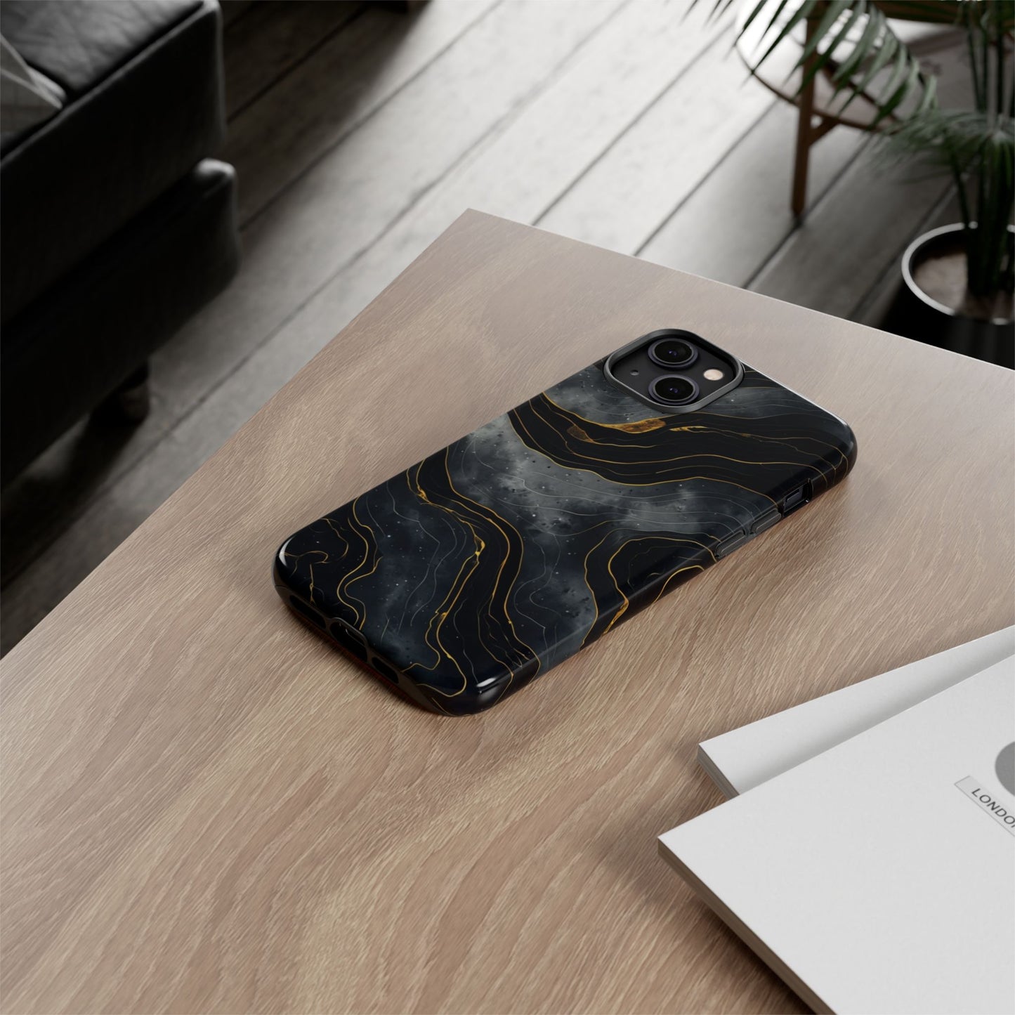 Phone Case Dark Elegance with Gold Accents – Stylish & Protective Cover