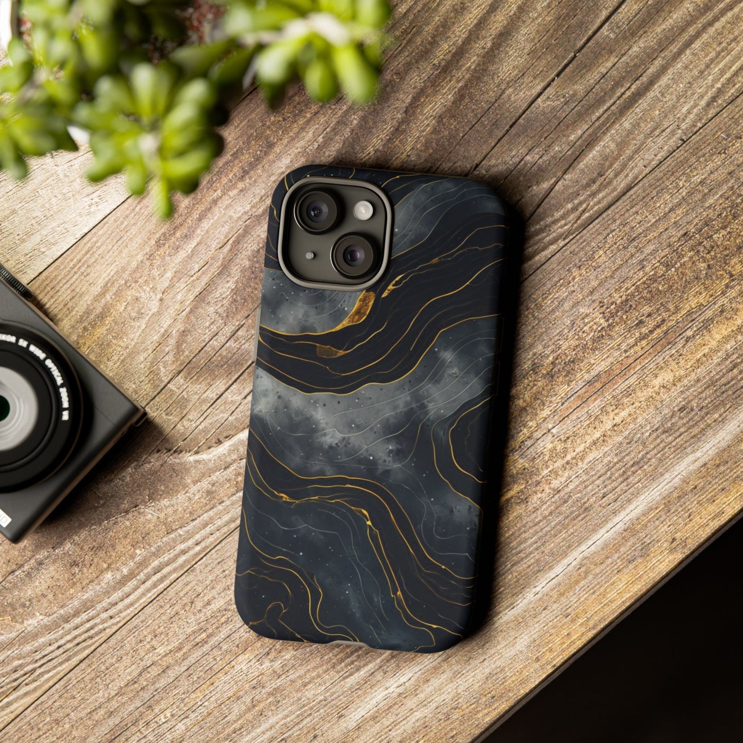 Phone Case Dark Elegance with Gold Accents – Stylish & Protective Cover