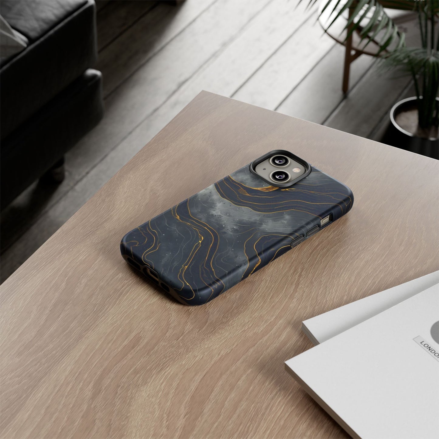 Phone Case Dark Elegance with Gold Accents – Stylish & Protective Cover