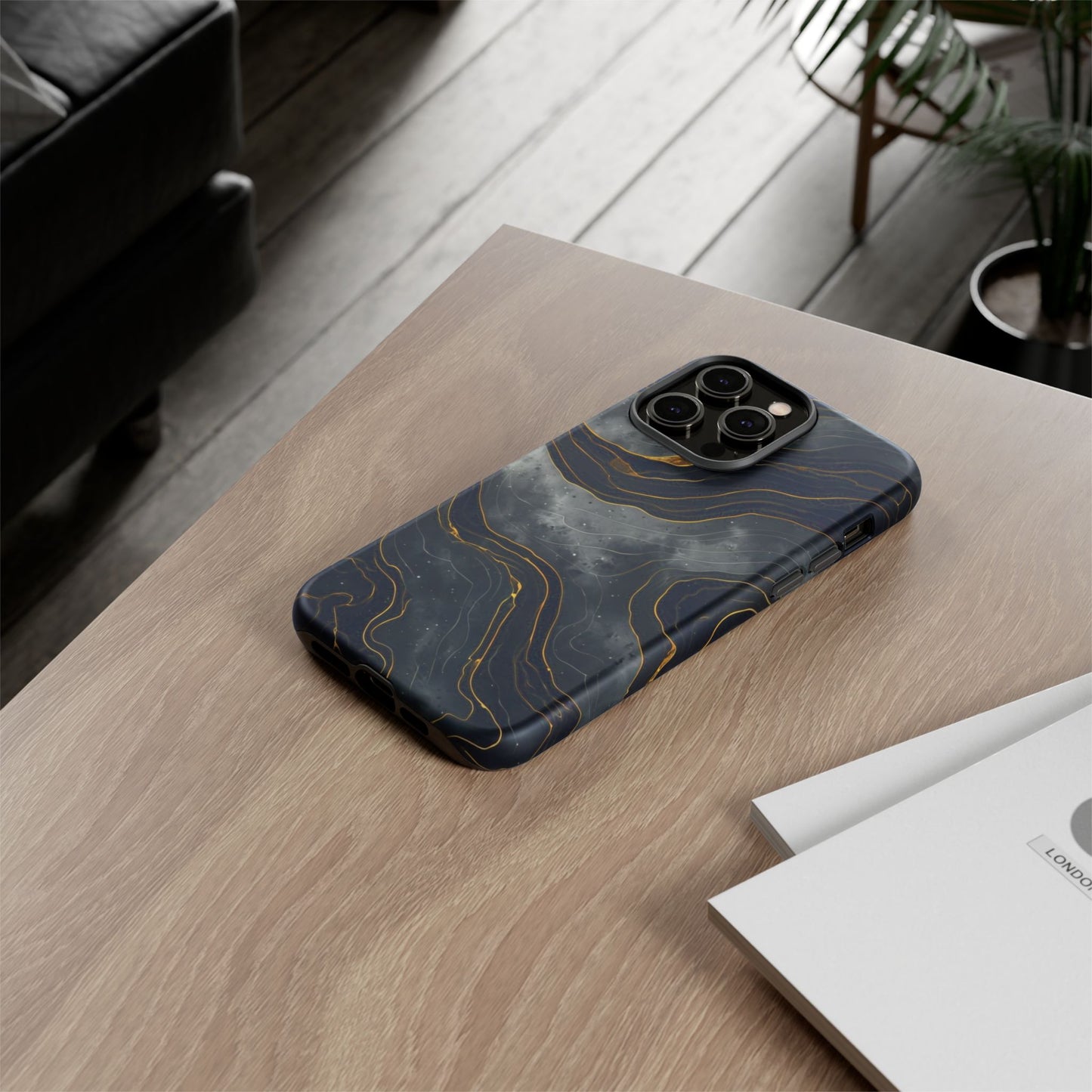 Phone Case Dark Elegance with Gold Accents – Stylish & Protective Cover