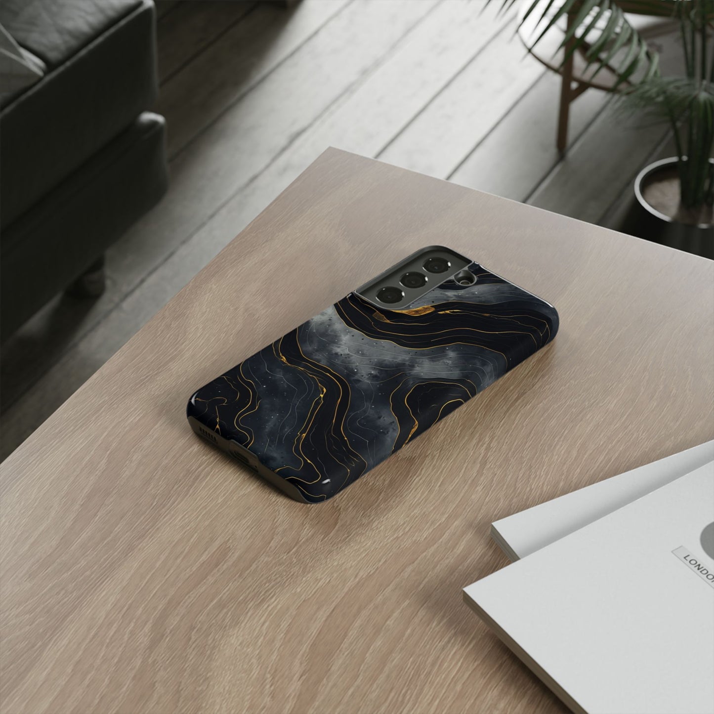 Phone Case Dark Elegance with Gold Accents – Stylish & Protective Cover
