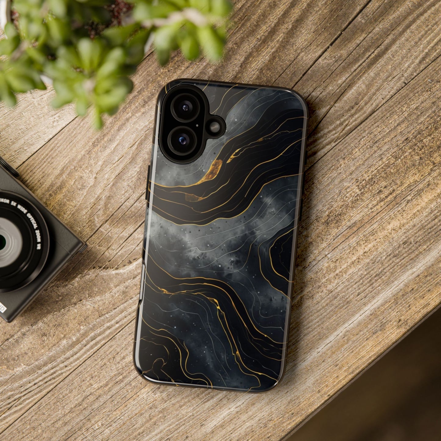 Phone Case Dark Elegance with Gold Accents – Stylish & Protective Cover