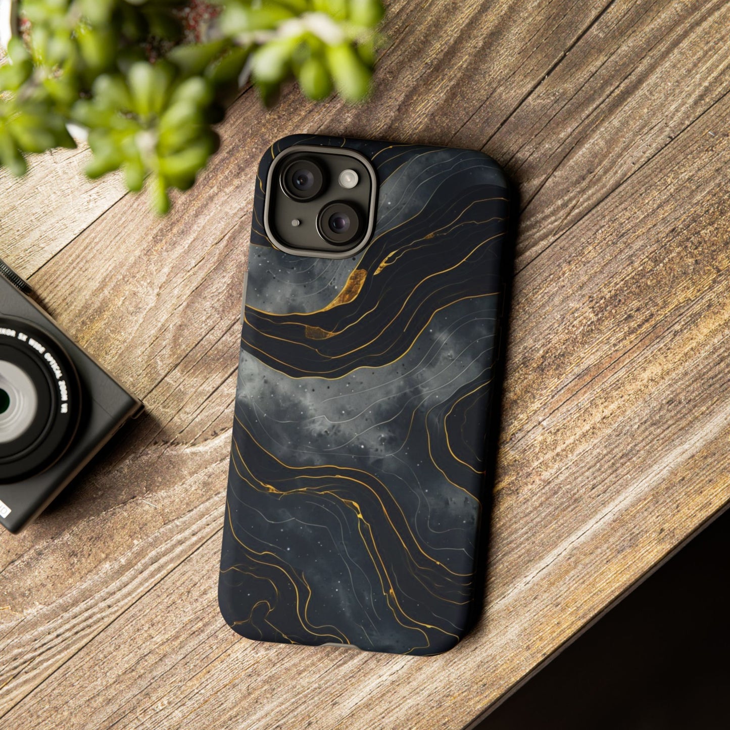 Phone Case Dark Elegance with Gold Accents – Stylish & Protective Cover